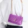 Geantă mică de umăr Curve, din satin matlasat violet orhidee, cu bară Jc cu cristale Geantă mică de umăr Curve, din satin matlasat violet orhidee, cu bară Jc cu cristale