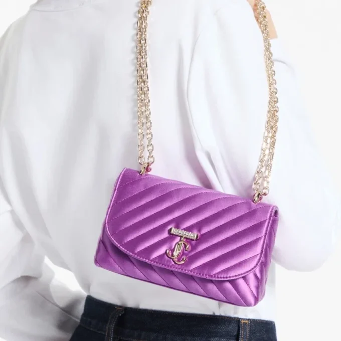 Geantă mică de umăr Curve, din satin matlasat violet orhidee, cu bară Jc cu cristale Geantă mică de umăr Curve, din satin matlasat violet orhidee, cu bară Jc cu cristale