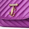 Geantă mică de umăr Curve, din satin matlasat violet orhidee, cu bară Jc cu cristale Geantă mică de umăr Curve, din satin matlasat violet orhidee, cu bară Jc cu cristale