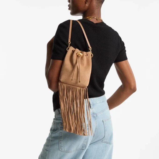 Geantă mini Cinch din piele de căprioară de culoare caramel, cu ciucuri din piele de căprioară