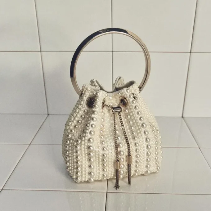 Geantă mini Micro Bon Bon din satin ivoriu cu perle pe toată suprafața Geantă mini Micro Bon Bon din satin ivoriu cu perle pe toată suprafața