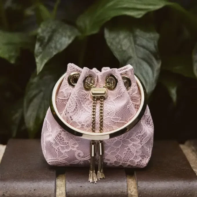 Geantă mini tip sac din satin Micro Bon Bon Rose și dantelă jimmy choo Geantă mini tip sac din satin Micro Bon Bon Rose și dantelă jimmy choo