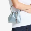 Geantă tip sac Bon Bon din satin albastru gheață