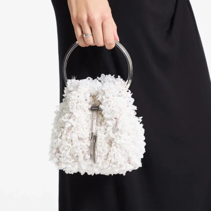 Geantă tip sac Bon Bon din satin ivoriu cu broderie în formă de petale Geantă tip sac Bon Bon din satin ivoriu cu broderie în formă de petale
