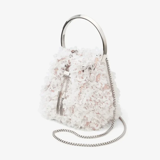 Geantă tip sac Bon Bon din satin ivoriu cu broderie în formă de petale Geantă tip sac Bon Bon din satin ivoriu cu broderie în formă de petale