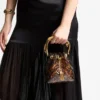 Geantă tip sac Bon Bon transparentă, cu model de broască țestoasă și mâner sculptat Geantă tip sac Bon Bon transparentă, cu model de broască țestoasă și mâner sculptat