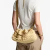 Geantă tip sac Cinch Medium din rafie cu margele, în culorile Natural și Cappuccino, cu piele de vițel netedă Geantă tip sac Cinch Medium din rafie cu margele, în culorile Natural și Cappuccino, cu piele de vițel netedă