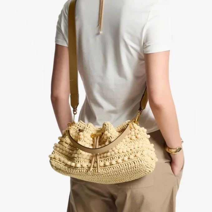 Geantă tip sac Cinch Medium din rafie cu margele, în culorile Natural și Cappuccino, cu piele de vițel netedă Geantă tip sac Cinch Medium din rafie cu margele, în culorile Natural și Cappuccino, cu piele de vițel netedă