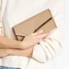 Gența de mână Emmie din piele lăcuită de culoare chai