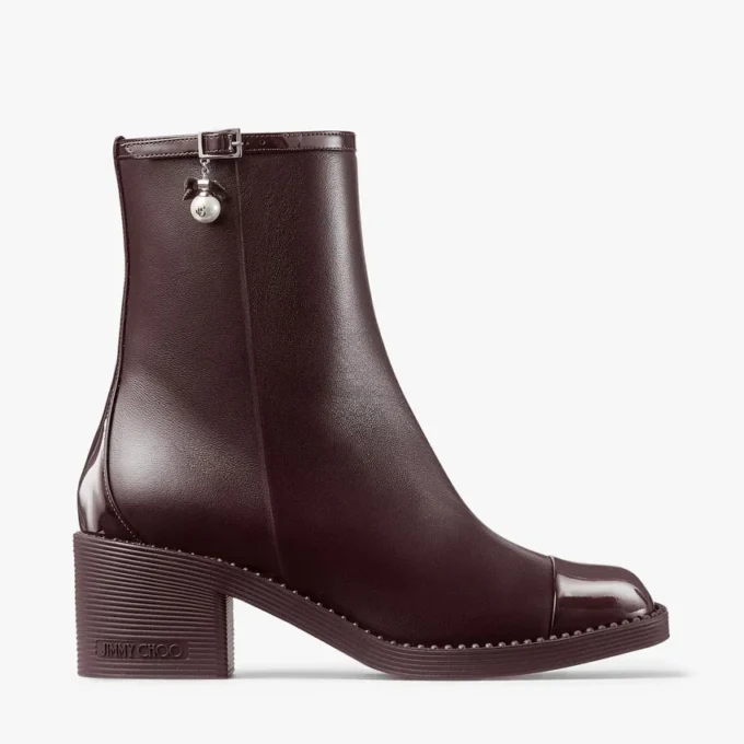 Ghete Adry 60 din piele nappa lăcuită de culoare merlot închis, cu pandantiv cu perle Ghete Adry 60 din piele nappa lăcuită de culoare merlot închis, cu pandantiv cu perle