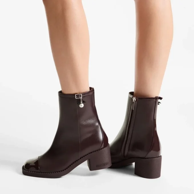 Ghete Adry 60 din piele nappa lăcuită de culoare merlot închis, cu pandantiv cu perle Ghete Adry 60 din piele nappa lăcuită de culoare merlot închis, cu pandantiv cu perle