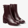 Ghete Adry 60 din piele nappa lăcuită de culoare merlot închis, cu pandantiv cu perle Ghete Adry 60 din piele nappa lăcuită de culoare merlot închis, cu pandantiv cu perle