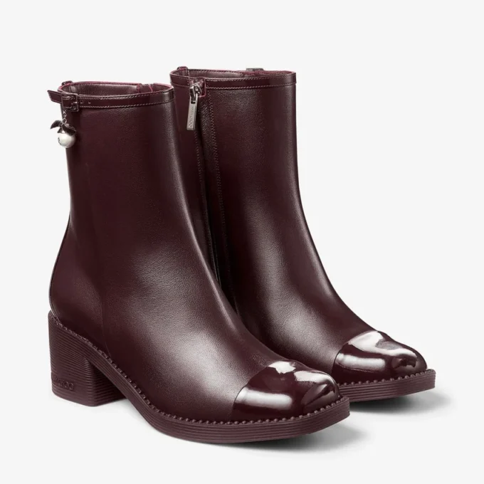 Ghete Adry 60 din piele nappa lăcuită de culoare merlot închis, cu pandantiv cu perle Ghete Adry 60 din piele nappa lăcuită de culoare merlot închis, cu pandantiv cu perle