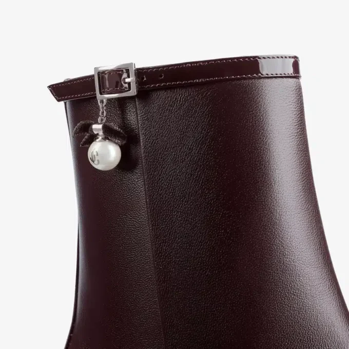 Ghete Adry 60 din piele nappa lăcuită de culoare merlot închis, cu pandantiv cu perle Ghete Adry 60 din piele nappa lăcuită de culoare merlot închis, cu pandantiv cu perle