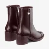 Ghete Adry 60 din piele nappa lăcuită de culoare merlot închis, cu pandantiv cu perle Ghete Adry 60 din piele nappa lăcuită de culoare merlot închis, cu pandantiv cu perle