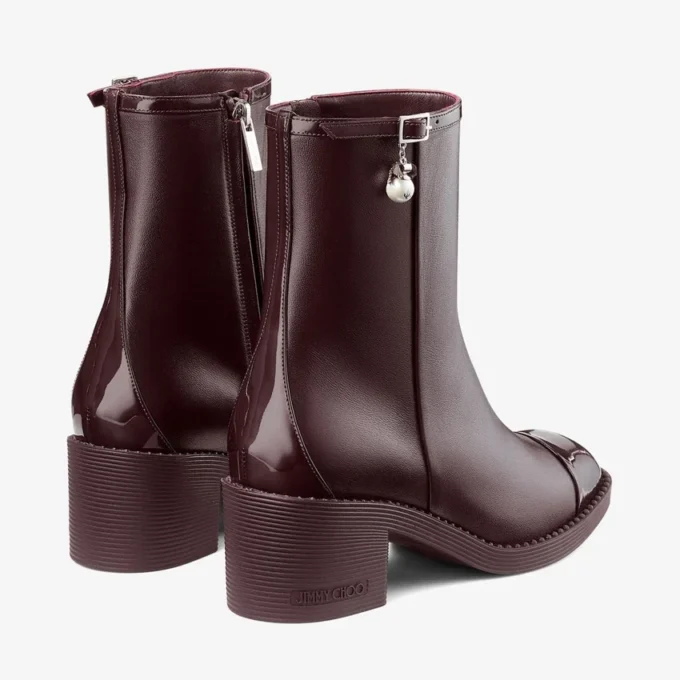 Ghete Adry 60 din piele nappa lăcuită de culoare merlot închis, cu pandantiv cu perle Ghete Adry 60 din piele nappa lăcuită de culoare merlot închis, cu pandantiv cu perle