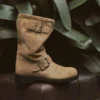 Ghete de gleznă Biker din piele de căprioară velurată de culoare caramel, în stil motociclist Ghete de gleznă Biker din piele de căprioară velurată de culoare caramel, în stil motociclist