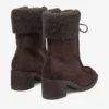 Ghete Hali 60 din piele de căprioară catifelată de culoare ciocolată cu blană de oaie Ghete Hali 60 din piele de căprioară catifelată de culoare ciocolată cu blană de oaie
