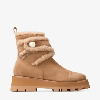 Ghete plate Meena din piele de căprioară catifelată de culoare caramel, cu blană de oaie Ghete plate Meena din piele de căprioară catifelată de culoare caramel, cu blană de oaie