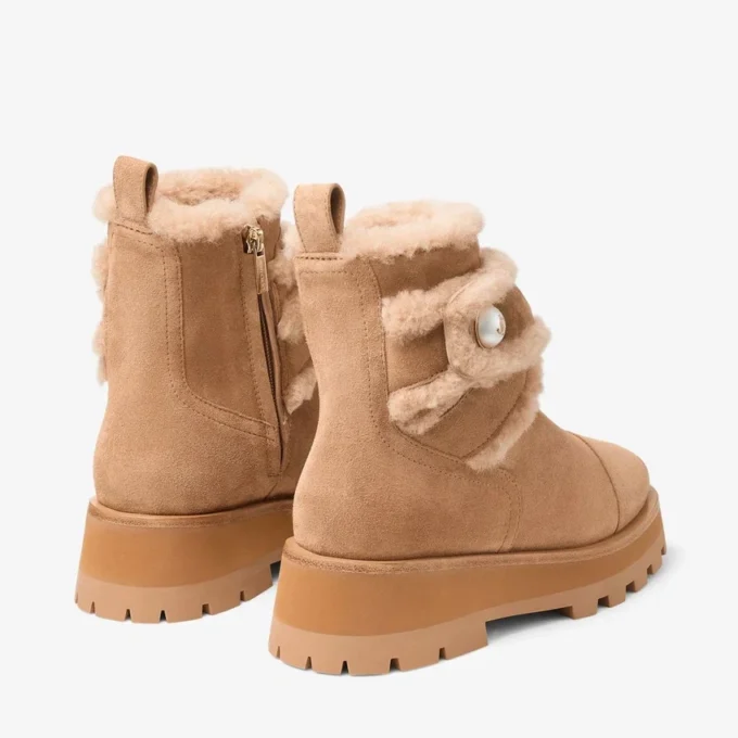 Ghete plate Meena din piele de căprioară catifelată de culoare caramel, cu blană de oaie Ghete plate Meena din piele de căprioară catifelată de culoare caramel, cu blană de oaie