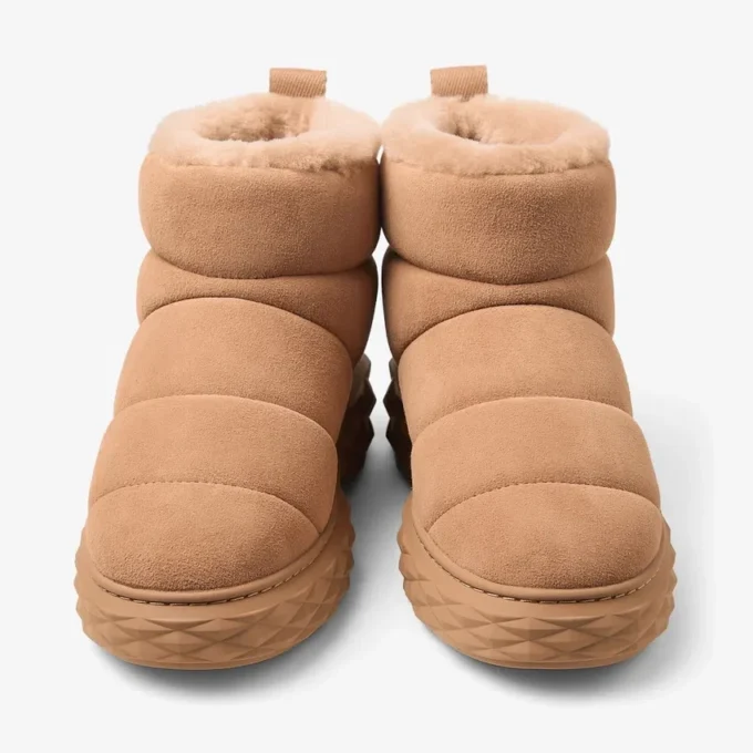 Ghete Xan din piele de căprioară de culoare caramel cu căptușeală din blană de oaie Ghete Xan din piele de căprioară de culoare caramel cu căptușeală din blană de oaie