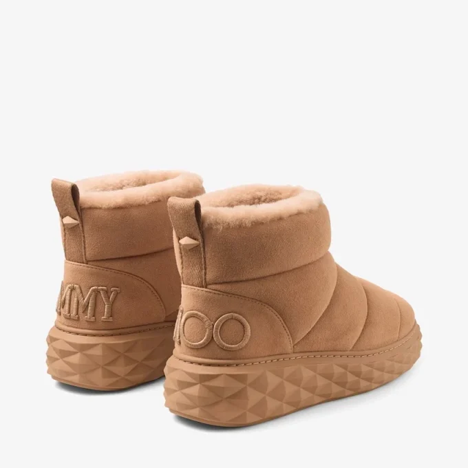 Ghete Xan din piele de căprioară de culoare caramel cu căptușeală din blană de oaie Ghete Xan din piele de căprioară de culoare caramel cu căptușeală din blană de oaie