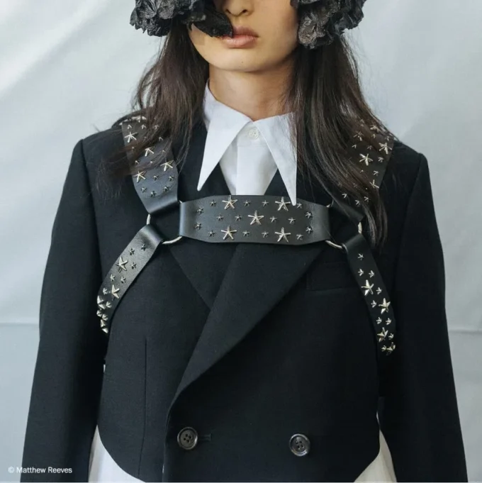 Jimmy Choo Noir Kei Ninomiya All Stars Harness Ham din piele de vițel netedă neagră cu ornamente metalice în formă de stele multiple Jimmy Choo Noir Kei Ninomiya All Stars Harness Ham din piele de vițel netedă neagră cu ornamente metalice în formă de stele multiple