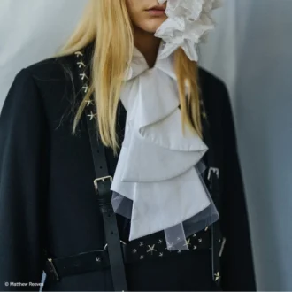 Jimmy Choo Noir Kei Ninomiya Harnă cu o singură stea, din piele de vițel netedă neagră, cu ornamente metalice cu stele multiple Jimmy Choo Noir Kei Ninomiya Harnă cu o singură stea, din piele de vițel netedă neagră, cu ornamente metalice cu stele multiple