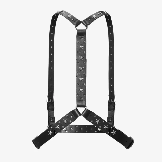 Jimmy Choo Noir Kei Ninomiya Harnă cu o singură stea, din piele de vițel netedă neagră, cu ornamente metalice cu stele multiple Jimmy Choo Noir Kei Ninomiya Harnă cu o singură stea, din piele de vițel netedă neagră, cu ornamente metalice cu stele multiple
