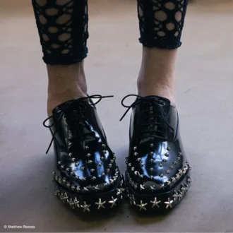 Jimmy Choo Noir Kei Ninomiya Star Încălțăminte cu șireturi din piele de vițel lustruită, negri, cu ornamente în formă de stea Jimmy Choo Noir Kei Ninomiya Star Încălțăminte cu șireturi din piele de vițel lustruită, negri, cu ornamente în formă de stea