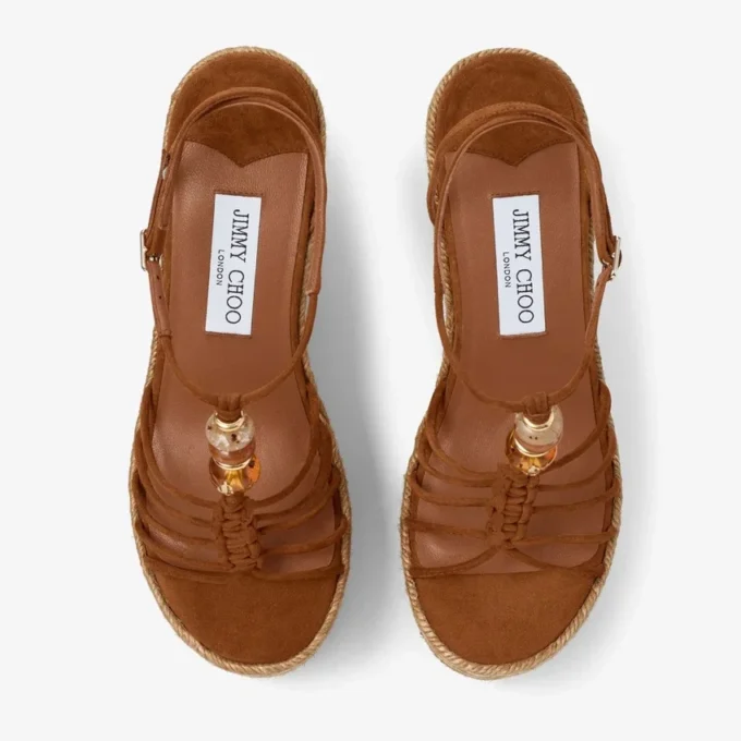 Lemi Wedge 100 Sandale cu toc înclinat din piele de căprioară maro deschis cu margele Lemi Wedge 100 Sandale cu toc înclinat din piele de căprioară maro deschis cu margele