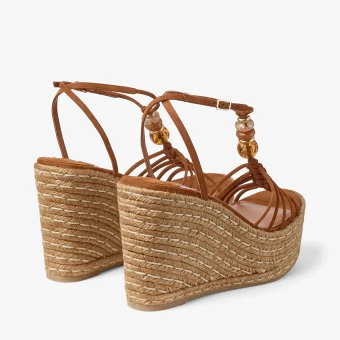 Lemi Wedge 100 Sandale cu toc înclinat din piele de căprioară maro deschis cu margele Lemi Wedge 100 Sandale cu toc înclinat din piele de căprioară maro deschis cu margele