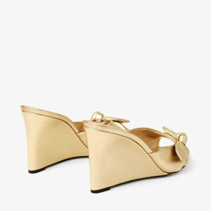 Livi Wedge 85 Mule din piele nappa auriu metalizat cu toc înalt și fundă Livi Wedge 85 Mule din piele nappa auriu metalizat cu toc înalt și fundă