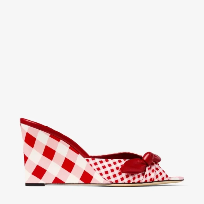 Livi Wedge 85 Pantofi mule cu toc în formă de pană, din bumbac cu imprimeu gingham mixt roșu rubiniu, cu fundă din bumbac cu imprimeu gingham Livi Wedge 85 Pantofi mule cu toc în formă de pană, din bumbac cu imprimeu gingham mixt roșu rubiniu, cu fundă din bumbac cu imprimeu gingham