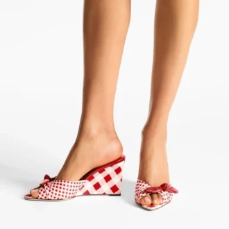 Livi Wedge 85 Pantofi mule cu toc în formă de pană, din bumbac cu imprimeu gingham mixt roșu rubiniu, cu fundă din bumbac cu imprimeu gingham Livi Wedge 85 Pantofi mule cu toc în formă de pană, din bumbac cu imprimeu gingham mixt roșu rubiniu, cu fundă din bumbac cu imprimeu gingham