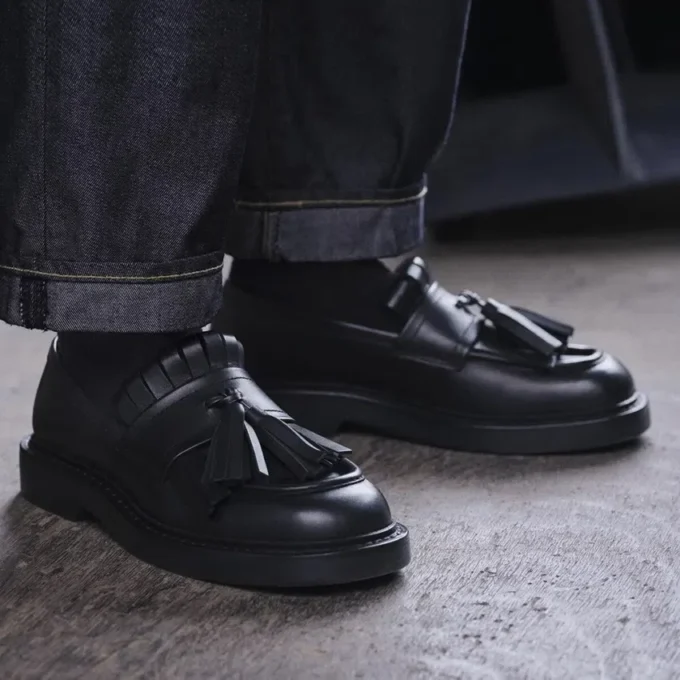 Mocasini cu franjuri de culoare bej Mocasini din piele de vițel neagră