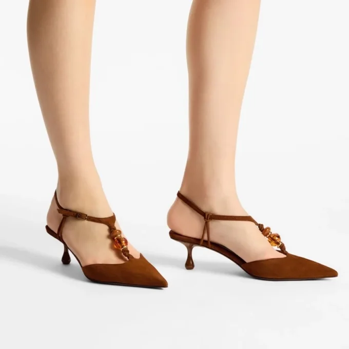 Pantofi cu baretă din piele de căprioară Lauri 50, de culoare maro deschis, cu mărgele Pantofi cu baretă din piele de căprioară Lauri 50, de culoare maro deschis, cu mărgele