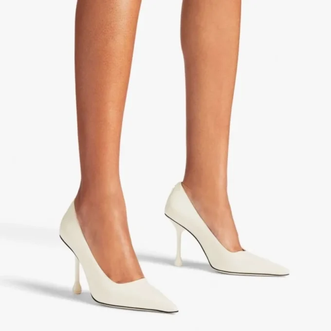 Pantofi cu toc Ixia 95 din piele lăcuită de culoare latte Pantofi cu toc Ixia 95 din piele lăcuită de culoare latte