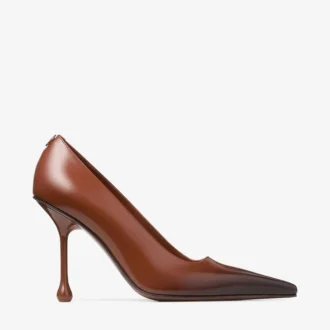 Pantofi cu toc Ixia 95 din piele Spazzolato vopsită cu spray în nuanța Cognac