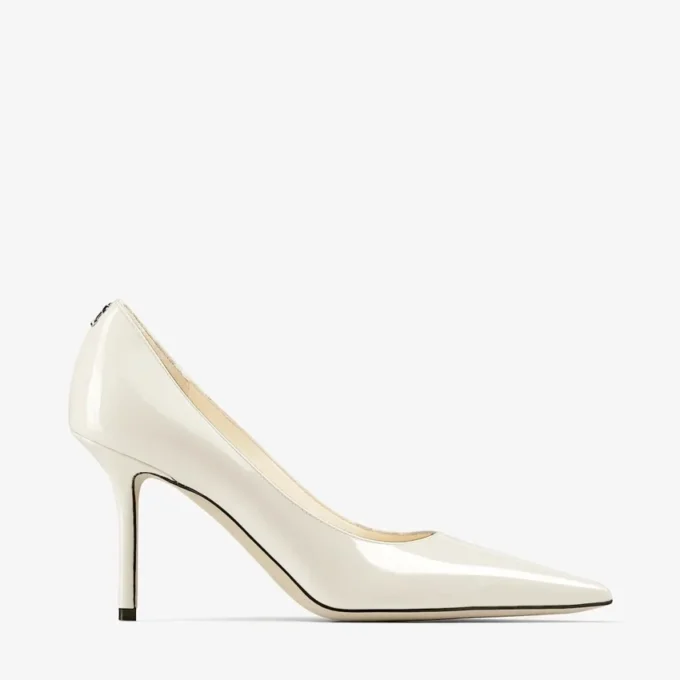 Pantofi cu toc Love 85 din piele lăcuită Latte cu emblemă Jc