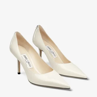 Pantofi cu toc Love 85 din piele lăcuită Latte cu emblemă Jc