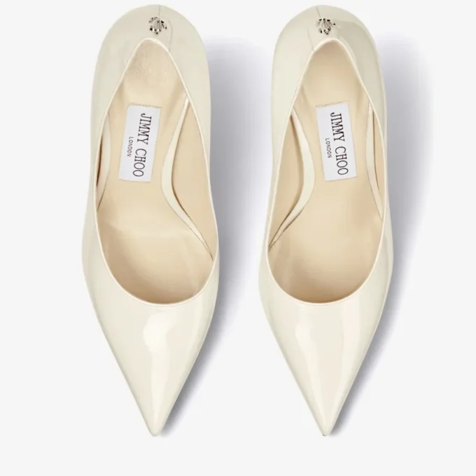 Pantofi cu toc Love 85 din piele lăcuită Latte cu emblemă Jc