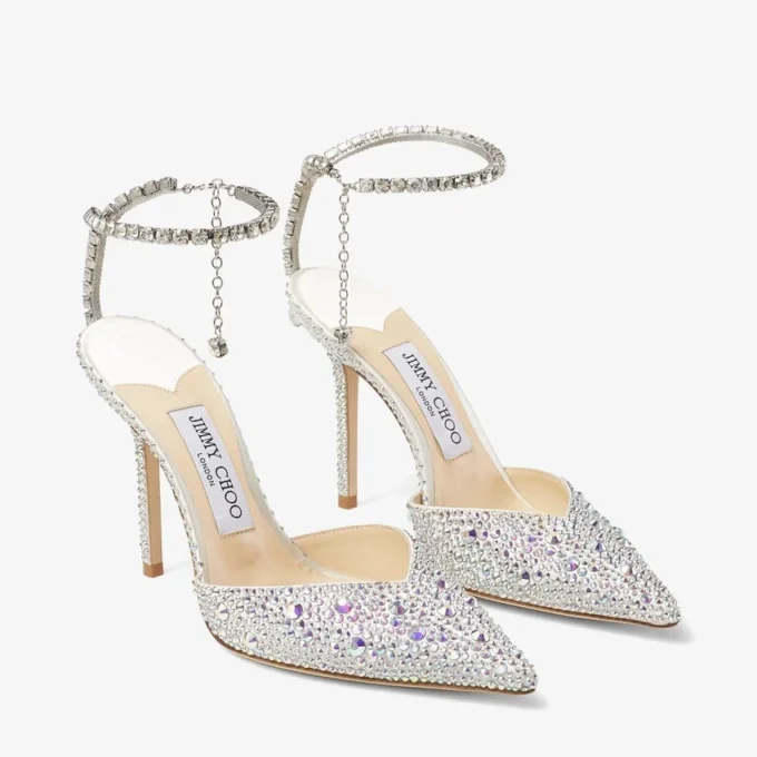 Pantofi cu toc Saeda 100 din satin ivoriu cu ornamente din cristal Pantofi cu toc Saeda 100 din satin ivoriu cu ornamente din cristal
