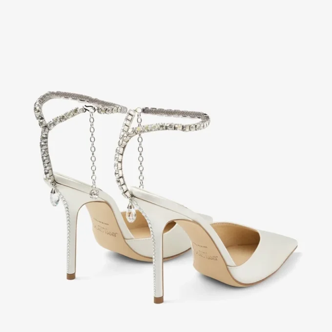 Pantofi cu toc Saeda 100 din satin ivoriu cu ornamente din cristal Pantofi cu toc Saeda 100 din satin ivoriu cu ornamente din cristal