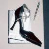 Pantofi cu toc Stevie 100 din piele lăcuită neagră Pantofi cu toc Stevie 100 din piele lăcuită neagră