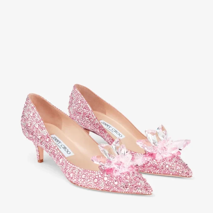 Pantofi cu vârf ascuțit Allure din piele de căprioară roz și acoperiți cu cristale Pantofi cu vârf ascuțit Allure din piele de căprioară roz și acoperiți cu cristale