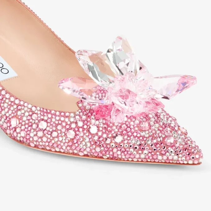 Pantofi cu vârf ascuțit Allure din piele de căprioară roz și acoperiți cu cristale Pantofi cu vârf ascuțit Allure din piele de căprioară roz și acoperiți cu cristale