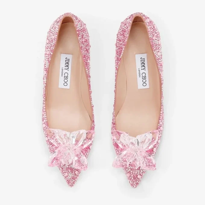 Pantofi cu vârf ascuțit Allure din piele de căprioară roz și acoperiți cu cristale Pantofi cu vârf ascuțit Allure din piele de căprioară roz și acoperiți cu cristale
