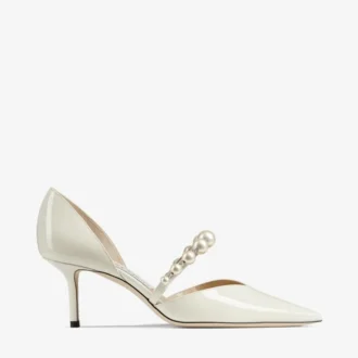 Pantofi cu vârf ascuțit Aurelie 65 din piele lăcuită Latte, cu ornamente din perle Pantofi cu vârf ascuțit Aurelie 65 din piele lăcuită Latte, cu ornamente din perle