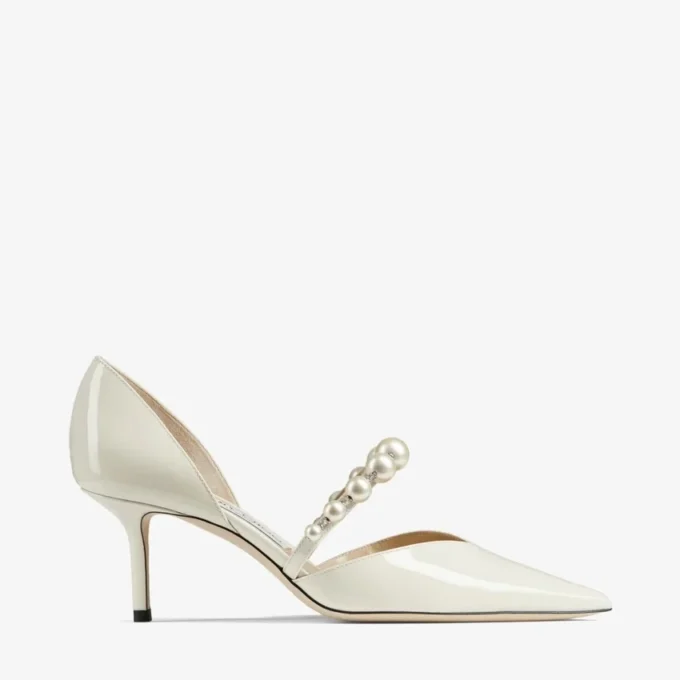 Pantofi cu vârf ascuțit Aurelie 65 din piele lăcuită Latte, cu ornamente din perle Pantofi cu vârf ascuțit Aurelie 65 din piele lăcuită Latte, cu ornamente din perle
